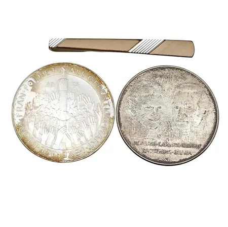 Silvermynt, 2 stycken 925/1000 + Slipsnål 835/1000 (klämma i metall) Vikt: 59,5 g