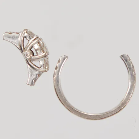 Ring, uppklippt, av, diamanter 1x ca 0,30ct, 2x ca 0,15, 10x ca 0,01ct, vitguld, 18K Vikt: 3,9 g