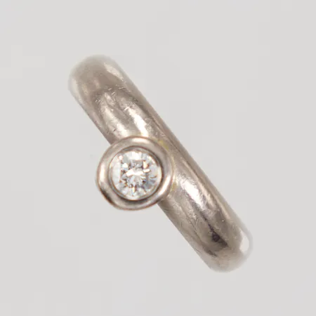 Ring, stl 16¾, bredd 4,4-7,4mm, briljantslipad diamant ca 1x0,16ct, Smederna Lantz Ateljé & Galleri AB, gravyr, vitguld, 18K,  Vikt: 7,6 g