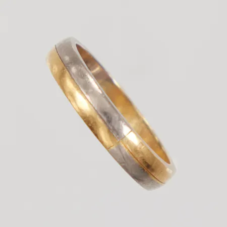 Ring stl 17, bredd 3,7mm, gulguld, vitguld, gravyr, Heribert Engelbert 1992, 18K Vikt: 4,5 g