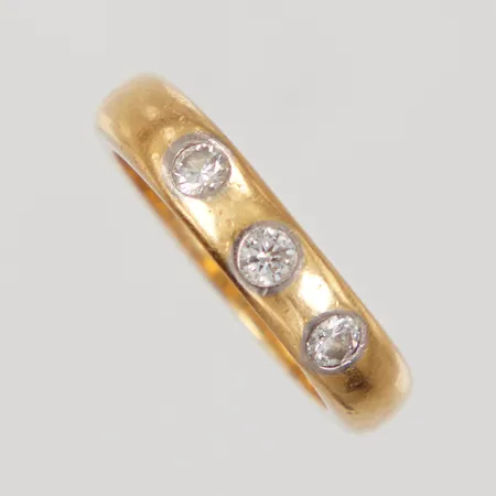 Ring stl 17¼, bredd 4,6mm, diamanter 3x ca 0,10ct, gravyr, 18K Vikt: 8,9 g