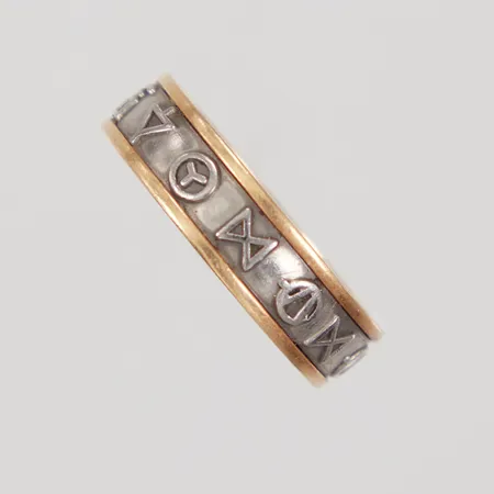 Ring stl 20¼, bredd 5,9mm,gravyr, monel, 18K. Bruttovikt: 5,9g Vikt: 0 g