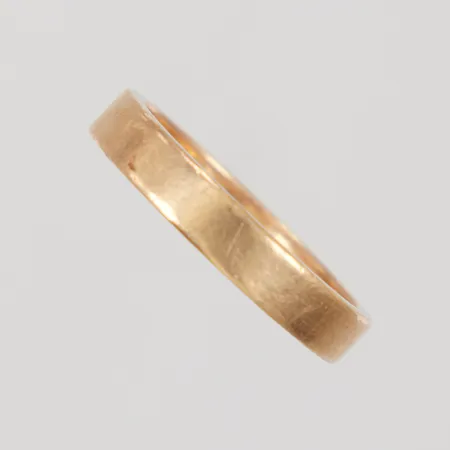 Ring stl 20¼, bredd 4mm, gravyr, repor, 18K Vikt: 7 g