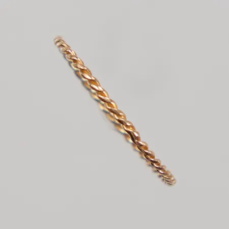 Ring stl 18¼, bredd 1mm, ostämplad 18K Vikt: 0,5 g