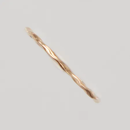 Ring stl 17¾, bredd 1mm, ostämplad 18K Vikt: 0,6 g