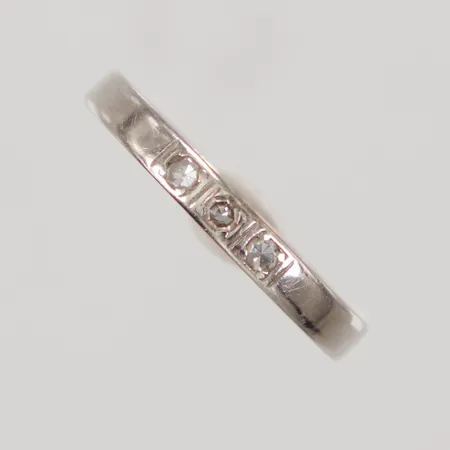 Ring stl 16½, bredd 2,6mm, åttkantslipade diamanter 3x ca 0,005ct, gravyr, insidan gulguld, vitguld, 18K Vikt: 3,4 g