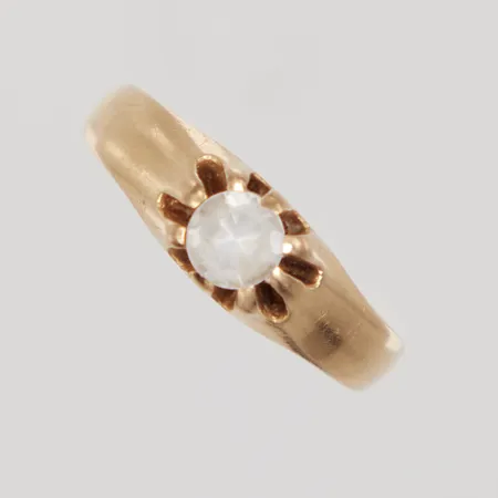Ring stl 17¾, bredd 2-5,9mm, vit sten, nagg, slitna klor, 18K Vikt: 3,2 g
