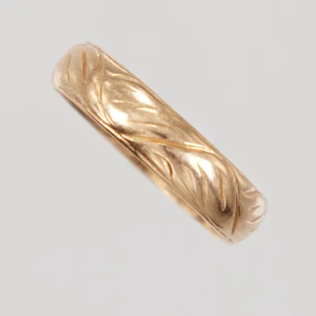 Ring stl 20, bredd 5mm, mönsterdekor, 18K Vikt: 5,1 g