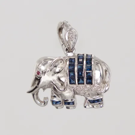 Hänge, Brosch, ca 25mm inklusive ögla, elefant med diamanter tot ca 0,06ct, safirer, rubin, vitguld 18K Vikt: 8,6 g