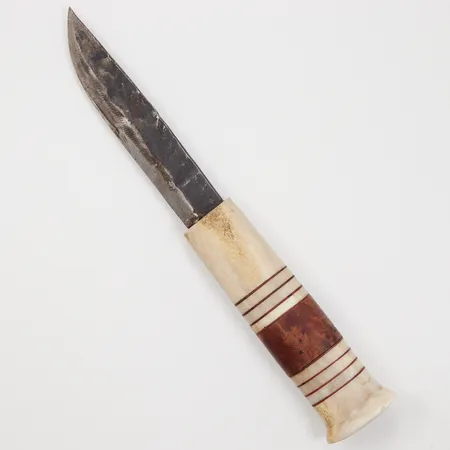Samekniv, totala längd ca 23cm, dekorerad slida i läder och ben, skaft av ben, bladets längd 9,8cm, signerad JI 85.
