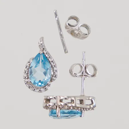 Ett par örhängen, ljusblå och vita stenar, 13x8mm, stift, defekt/stift av, 925/1000 silver,  Vikt: 2,1 g