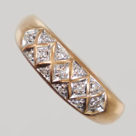 Ring, stl 17¾, bredd 2,2-6,2mm, åttkantslipade diamanter 13x ca 0,005ct, GFAB, 18K,  Vikt: 3,3 g