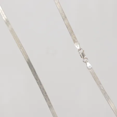 Collier, 40cm, bredd 3,3mm, halvstelt, ojämnheter, Italy, 925/1000 silver Vikt: 6,6 g
