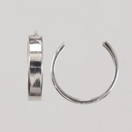 Ett par örhängen, Creoler, defekta, Ø15mm, bredd 3mm, vitguld, 18K,  Vikt: 0,6 g