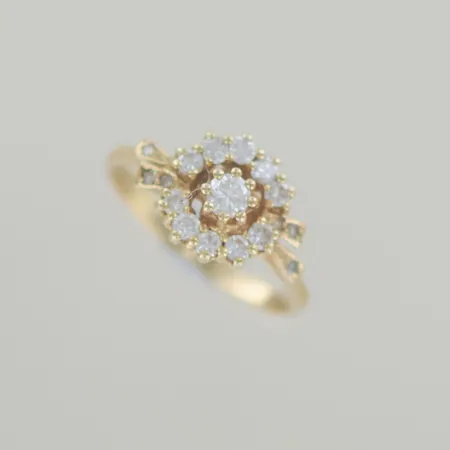 Ring med briljanter 0,65ct Ø 18 mm Bredd10 mm, 18k      Vikt: 3,4 g