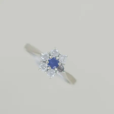 Ring med  safrir 0,35ct, och fem av sex briljanter 0,45ct r Ø 18 mm, 18k Vikt: 3,1 g