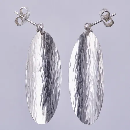 Ett par örhängen, längd: ca 3,9cm, bredd: ca 13mm, 925/1000 silver  Vikt: 3,8 g