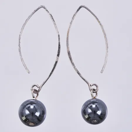 Ett par örhängen med hematit, längd: ca 4cm, Ø ca 9mm, 925/1000 silver  Vikt: 5,2 g
