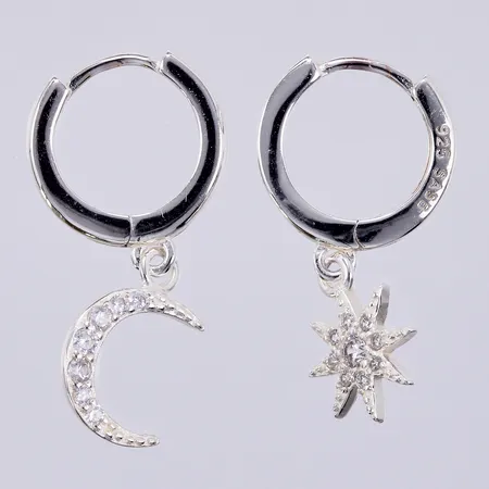 Ett par örhängen med vita stenar, längd ca 2,2cm, bredd ca 1-8mm, Glitter International Ab, 925/1000 silver Vikt: 1,5 g
