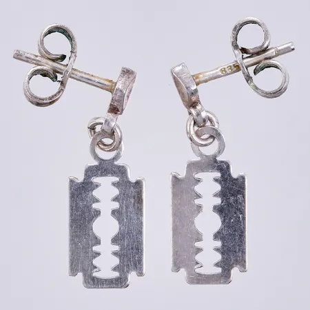 Ett par örhängen längd ca 20mm, bredd ca 7mm, silver Vikt: 1,3 g