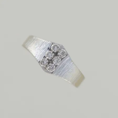 Ring med sex briljanter  Ø 18 mm, B 3-8 mm 18k   Vikt: 3,7 g