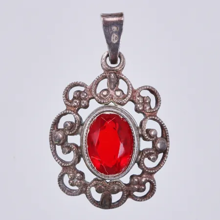 Hänge med röd sten, längd ca: 2,5cm, bredd ca: 15mm, silver 835/1000 Vikt: 1,6 g
