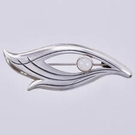 Brosch med sten, finska otydliga stämplar, längd ca 50mm, bredd ca 21mm, silver Vikt: 3,2 g