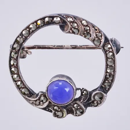 Brosch med färgad Kalcedon & markasiter, Ø 24mm, svensk importstämpel, 830/1000 silver Vikt: 3,6 g