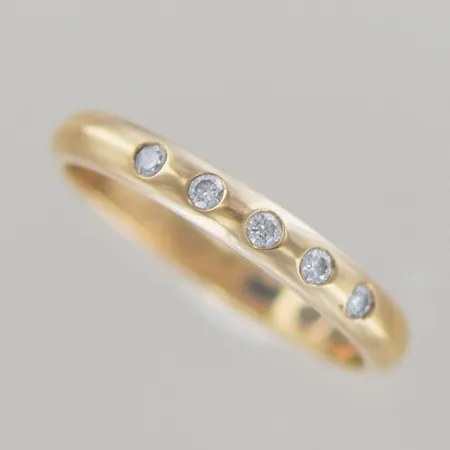 Ring, allians, med 5 diamanter ca 0,10 ct,  Ø 19,5 mm, 18k  graverad  Vikt: 4,3 g