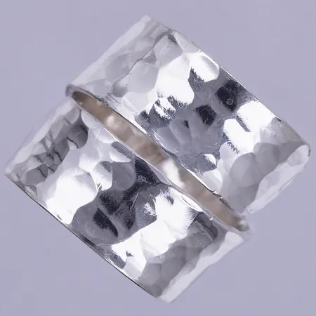 Ring, stl ca 18½, bredd ca 1-2,2cm, år 2012, 925/1000 silver Vikt: 8,4 g