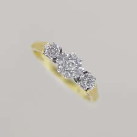 Ring med 3 diamanter ca 0,07ct  Ø 17,5mm 18k  Vikt: 3,4 g