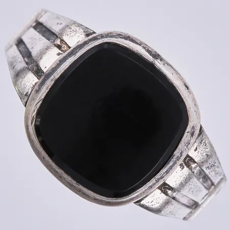 Klackring med svart sten, stl: 19 ¼, 925/1000 silver Vikt: 6,4 g