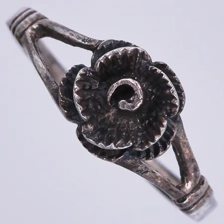 Ring stl: 16 ¾, bredd ca 1-6mm, CGH 925/1000 silver Vikt: 1,3 g