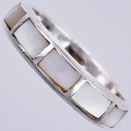 Ring med färgad emalj, stl: 17¾, 5mm, 925/1000, silver Vikt: 2,6 g