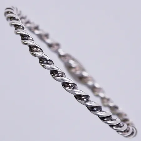 Ring stl: 17, bredd ca 1mm, silver  Vikt: 0,4 g