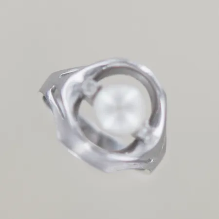 Ring med vit sötvattenpärla och 2 diamanter x 0,03ct Ø 18 mm B 3-16 mm  18k  Vikt: 7,1 g