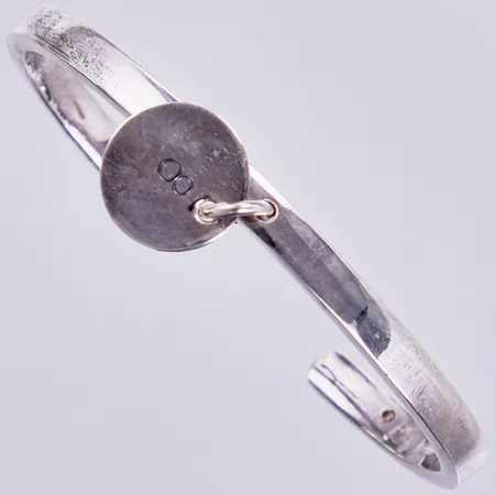Armring med hängande berlock, Efva Attling, bredd ca : 4mm, Ø60mm, silver 925/1000 Vikt: 20,8 g