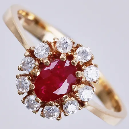 Ring med stenar, stl: ca 18¾, bredd: ca 3-11mm, 18K  Vikt: 3,5 g