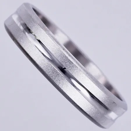 Ring stl: 19, bredd ca 4mm, 925/1000 silver Vikt: 4,5 g