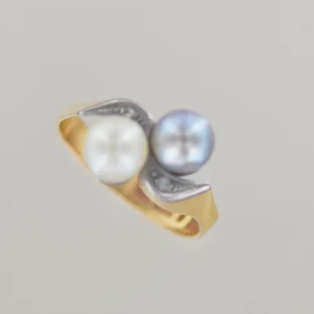 Ring med vit o blå pärla, Ø 18,5 mm 18k  Vikt: 4,6 g