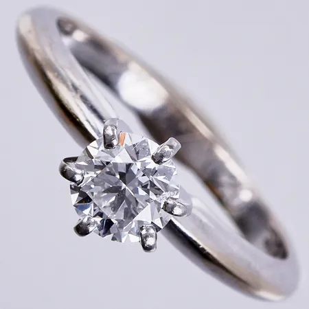 Ring vitguld med diamant ca 1x0,61ct, TW/VSI, slipning excellent, inskription på gördeln, GIA nr:1345250389, stl: 16¼, bredd: ca 2-6mm, personlig gravyr, 18K Vikt: 3,3 g