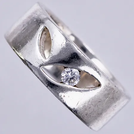 Ring med vit sten, stl ca 18, bredd ca 7mm, GHA, 925/1000 silver Vikt: 8,2 g