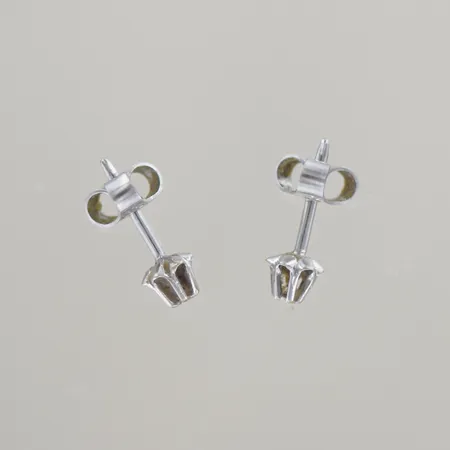 Örhängen med 2 diamanter 0,02ct/styck 18k  Vikt: 1 g