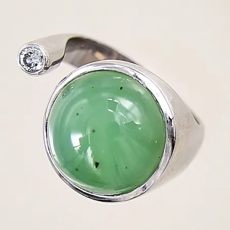 Ring med cabochonslipad jade, ca 13,75ct,  samt diamant ca 0,10ct, kvalitet ca ca W-TCr(H-I)/VS, stl: 17¼, bredd 5-16mm, Noën Jewellery, originaletui medföljer, 18K vitguld.  Vikt: 14,5 g