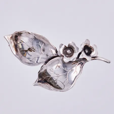 Brosch, längd ca : 5,5cm, bredd ca : 11-30mm, silver 830/1000 Vikt: 7,3 g