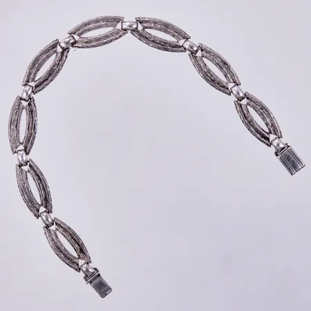 Armband, svensk importstämpel, längd ca 18,5cm, bredd ca 10mm, silver Vikt: 11,9 g