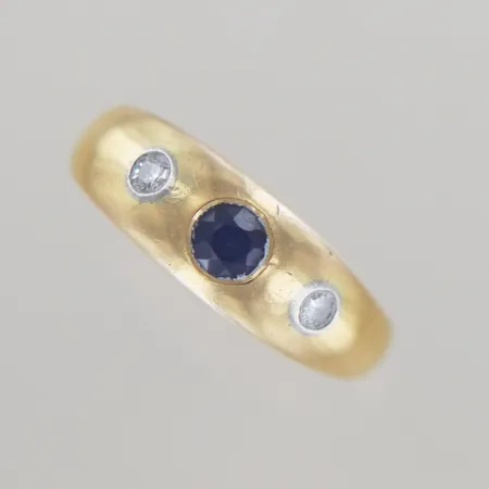 Ring med 2 diamanter och 1safir, Ø 17,5 mm,  B 3-7 mm 18k Vikt: 7,8 g