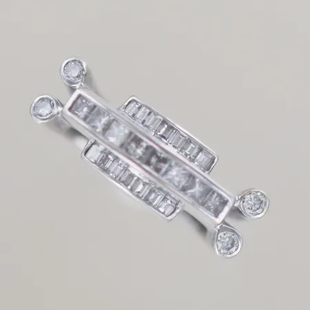 1 ring med 14+4 diamanter, Ø 17,5mm B 4-8mm, 18k Vikt: 9,1 g