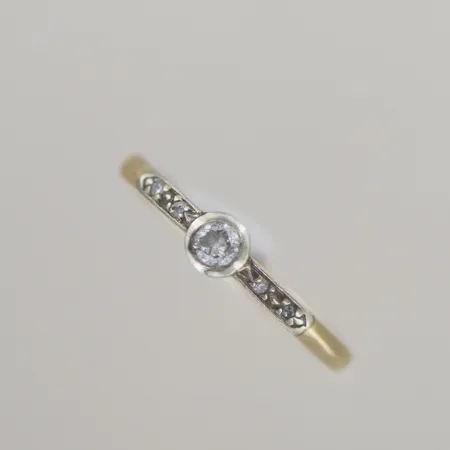 Ring modell dam med 1+4 diamanter Ø 17,5 mm B 2-4mm, 9K Vikt: 1,7 g