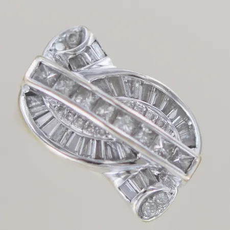 Ring med 8 Princessslipade diamanter + 25 Trapetz diamanter och 9 Briljanter c:a 1,50-1,60ct tot.  Ø 18mm B 6-13mm, 18k   Vikt: 12,2 g
